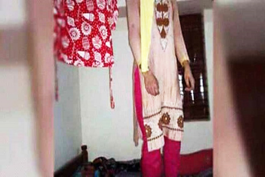 ফেলের খবর পেয়ে বাঁশের সঙ্গে ওড়না পেঁচিয়ে শিক্ষার্থীর আত্মহত্যা