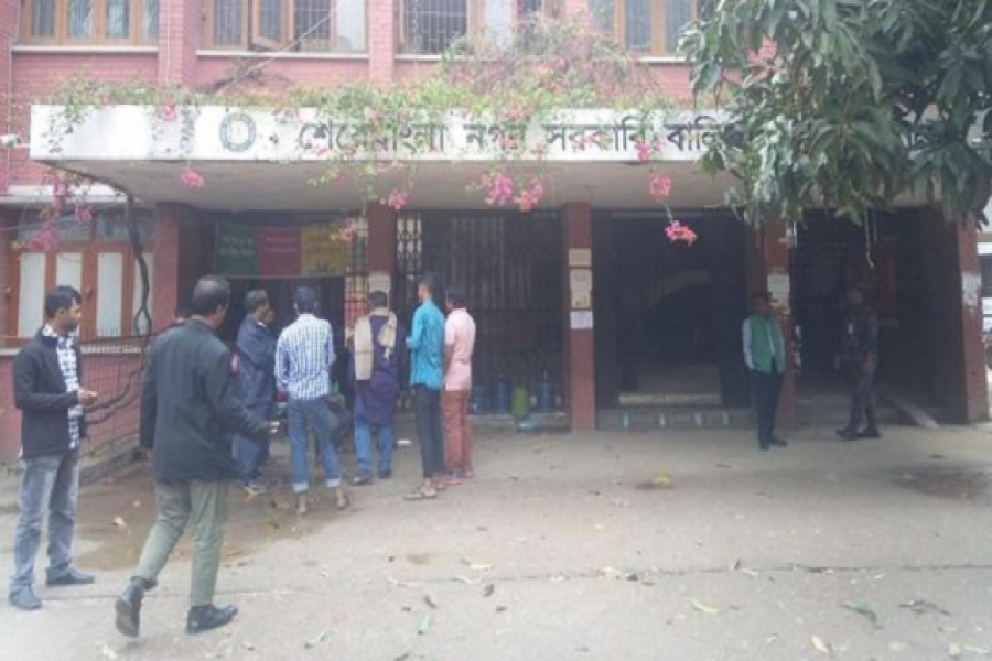 গর্ত ও খানাখন্দে ভরা বিদ্যালয়ের প্রবেশ মুখ, দুর্ভোগে শিক্ষার্থীরা