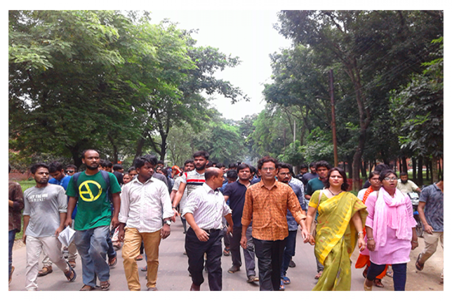 অপরিকল্পিত উন্নয়ন প্রকল্পের প্রতিবাদে বিক্ষোভ মিছিল