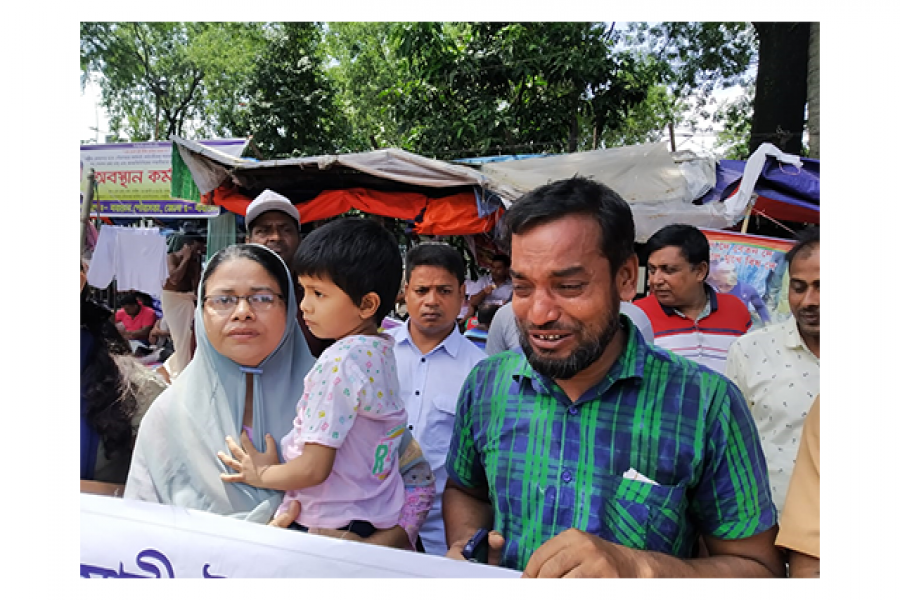 মা জেগে থাকো, বাবা আসবে