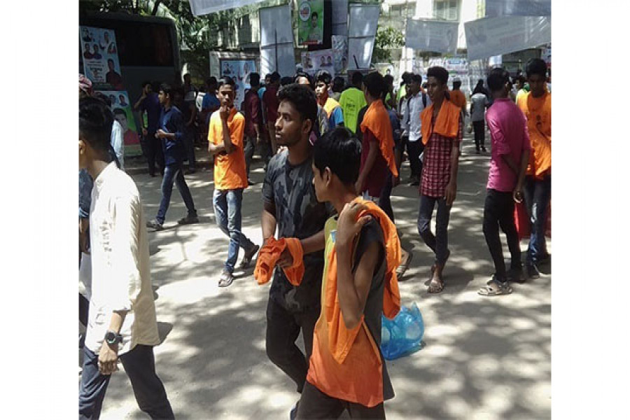 স্কুলছাত্র-টোকাই-শ্রমিকও যখন জবি ছাত্রলীগের কর্মী