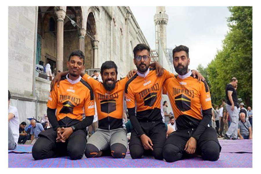 সাইকেল চালিয়ে হজ করতে যাচ্ছেন ৮জন ব্রিটিশ