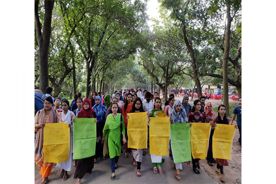জাবিতে গাছ কাটার প্রতিবাদে ছাত্রীদের বিক্ষোভ মিছিল (ভিডিও)