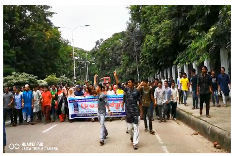 বিক্ষোভে উত্তাল ঢাবি, যোগ দিচ্ছে আবাসিক অনাবাসিক সব শিক্ষার্থী (ভিডিও)