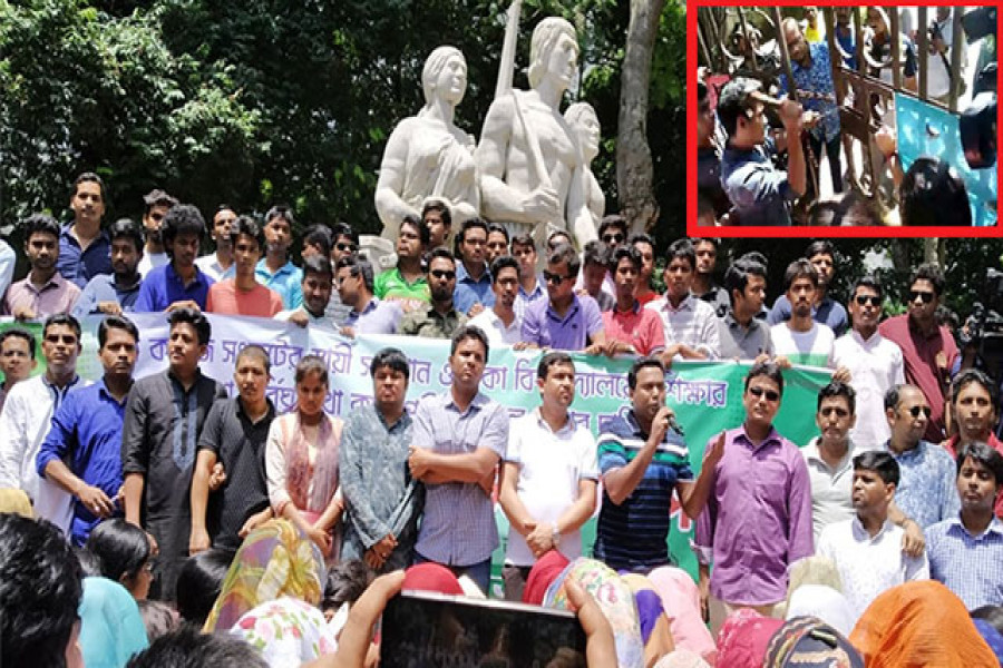 জয় বাংলা স্লোগানে তালা ভেঙে প্রশাসনিক ভবনে ছাত্রলীগ