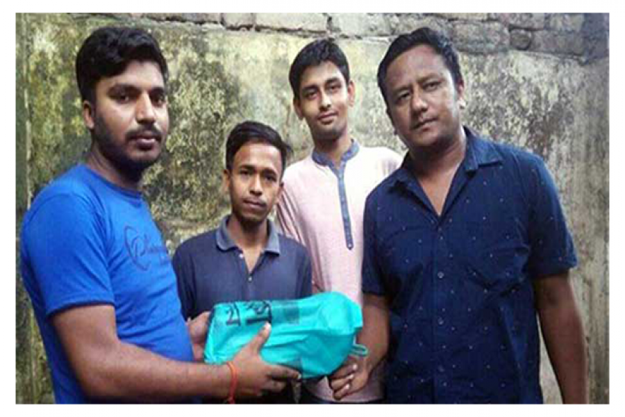 টিউশনির টাকায়  শিক্ষার্থীকে বই কিনে দিলেন ছাত্রলীগ নেতা