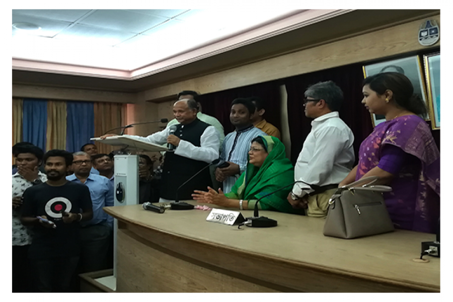 শাটলট্রেনে চড়ে চবিতে রেলমন্ত্রী, আধুনিক ট্রেন দেয়ার আশ্বাস