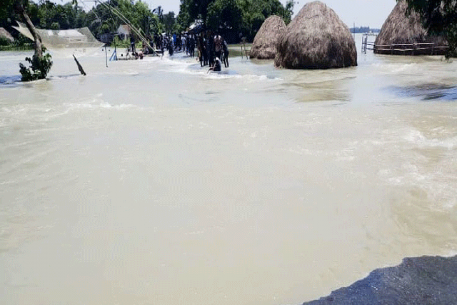 বন্যার পানিতে নৌকা ডুবে ৫ শিক্ষার্থীর মৃত্যু