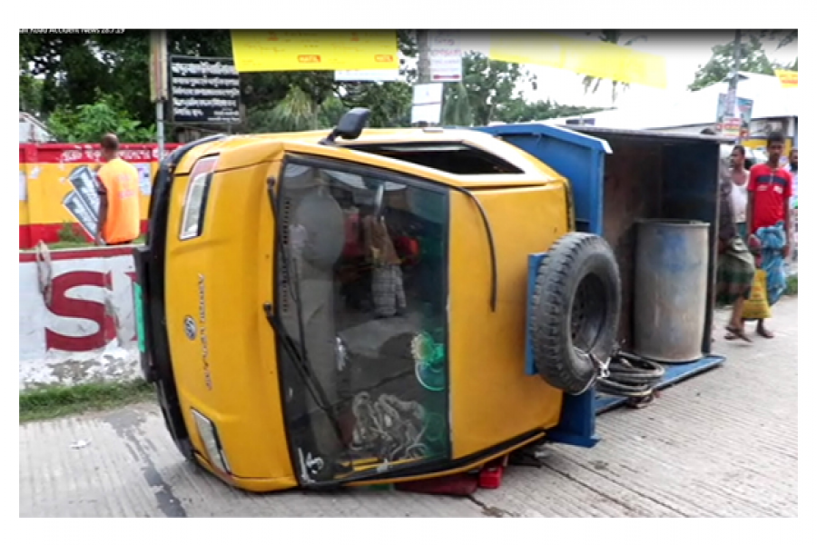 পিকআপ উল্টে চার শ্রমিক নিহত