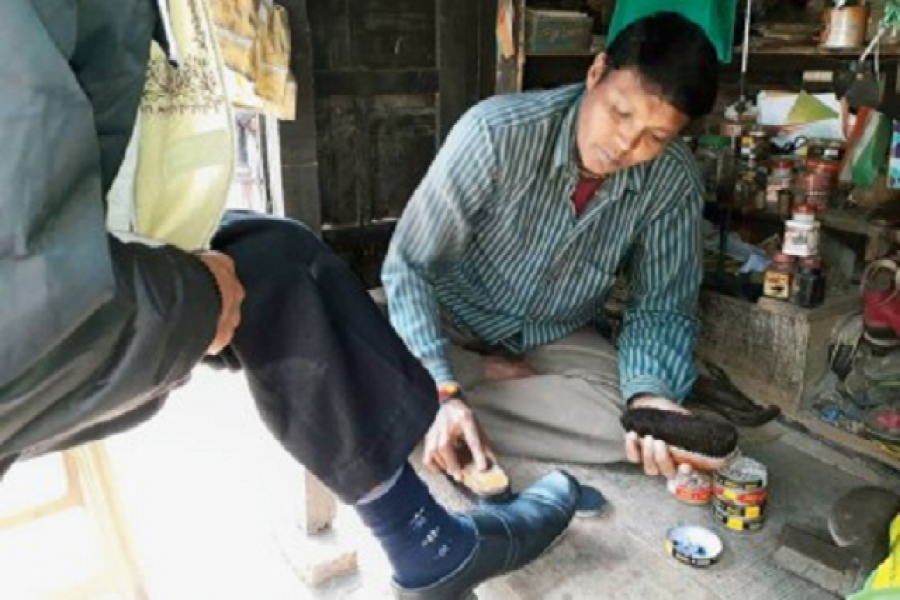 এমএ পাশ করেও জুতা সেলাই!