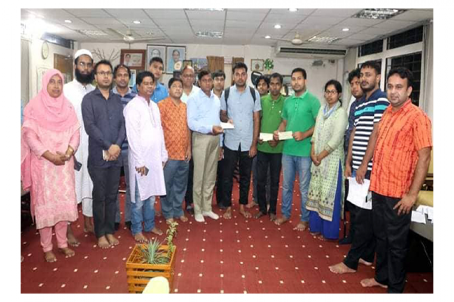 বশেমুরবিপ্রবির পাঁচ শিক্ষার্থীকে চিকিৎসা সহায়তা প্রদান