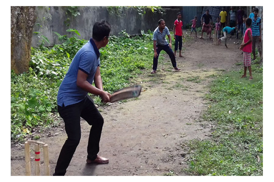 শিশুদের সঙ্গে গাড়ি থেকে নেমে ক্রিকেট খেললেন ইউএনও