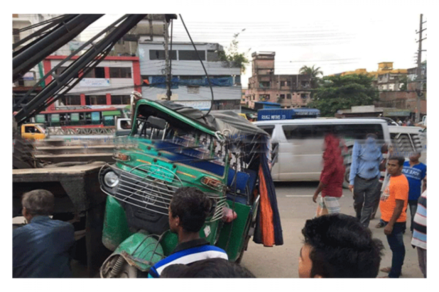 ফ্লাইওভারে দুর্ঘটনায় স্কুল শিক্ষিকার মৃত্যু
