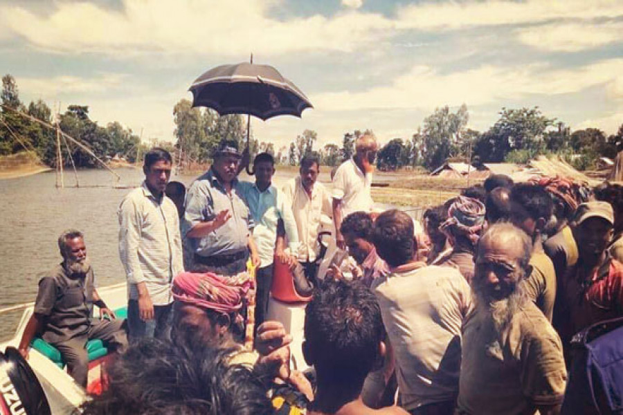 বন্যার্তদের মাঝে গণশিক্ষা প্রতিমন্ত্রীর ত্রাণ বিতরণ 