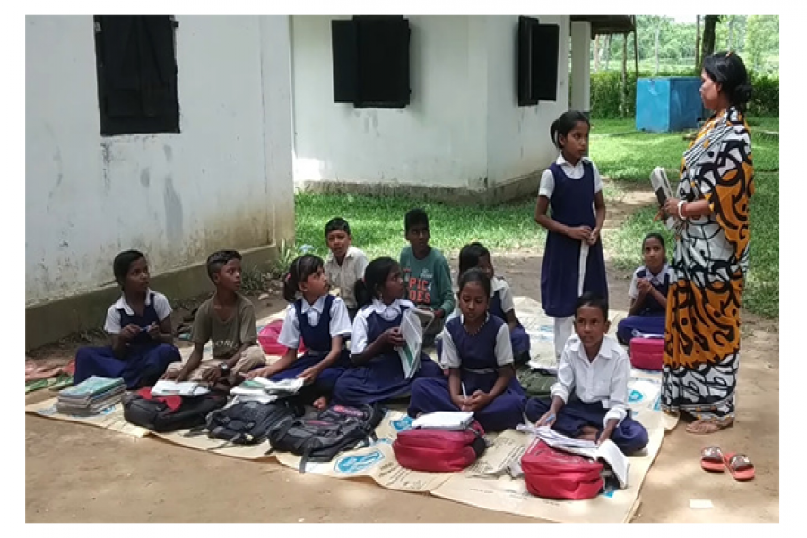 রোদে পুড়ে ক্লাস করছে প্রাথমিকের ৩০০ শিক্ষার্থী