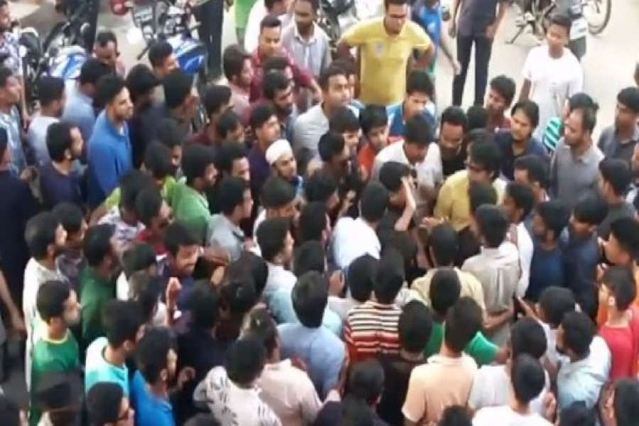 ঢাবিতে ছাত্রলীগ নেতাকে থাপ্পড় দিলেন শোভন