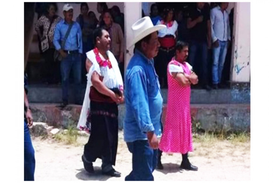 নির্বাচনী প্রতিশ্রুতি রাখেননি মেয়র, স্কার্ট পরিয়ে শহর ঘোরালেন বাসিন্দারা