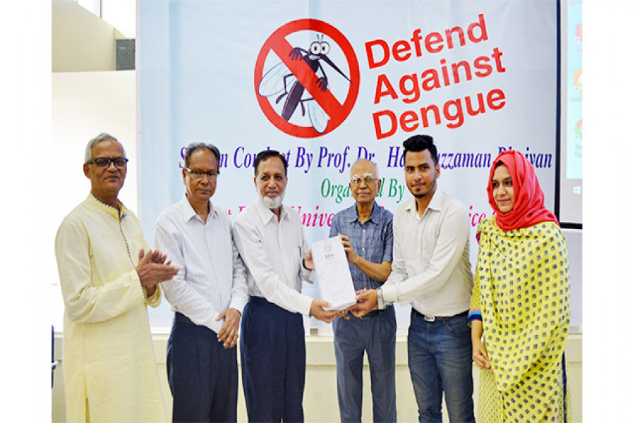 সাউদার্ন মেডিক্যাল কলেজের প্রাক্তন অধ্যক্ষ অধ্যাপক ডা. হাসানুজ্জামান ভূঁইয়াকে শুভেচ্ছা স্মারক তুলে দিচ্ছেন বিশ্ববিদ্যালয়ের উপাচার্য অধ্যাপক মুহাম্মদ সিকান্দার খান