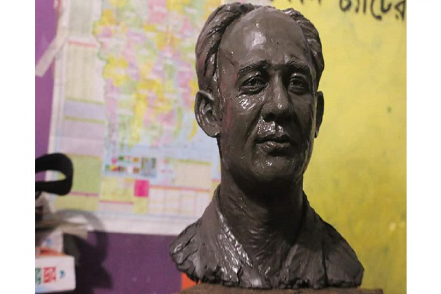 ব্যারিস্টার সুমনের ভাস্কর্য বানালেন ঢাবি ছাত্র উত্তম কুমার