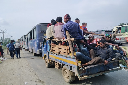 মহাসড়কে যাত্রীদের ভোগান্তির চিত্র (ফটোফিচার)