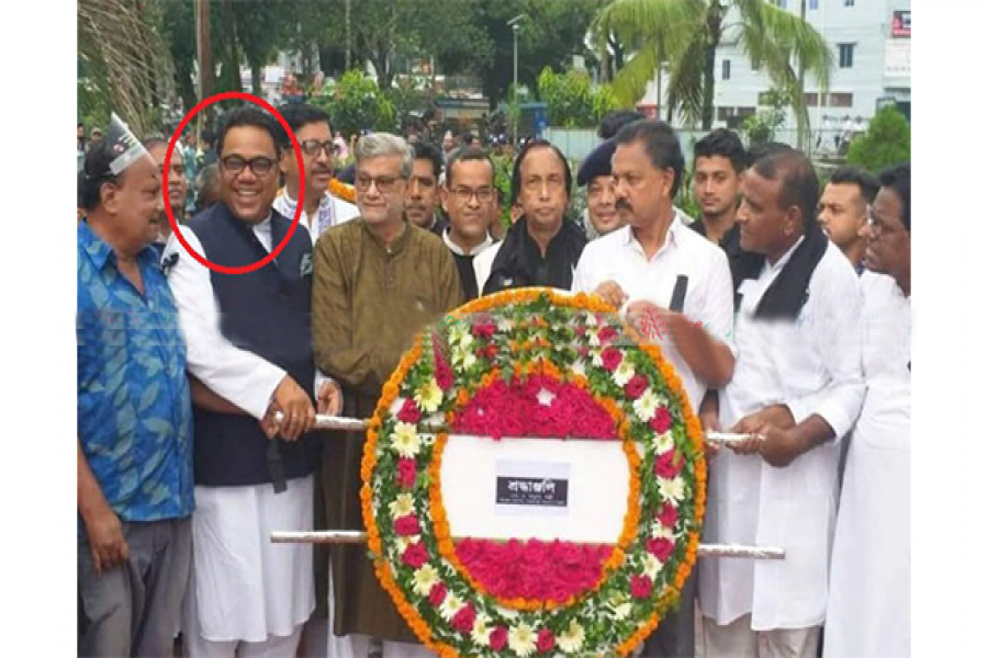 শোক দিবসে হাসিমুখে পোজ আওয়ামী লীগ নেতার