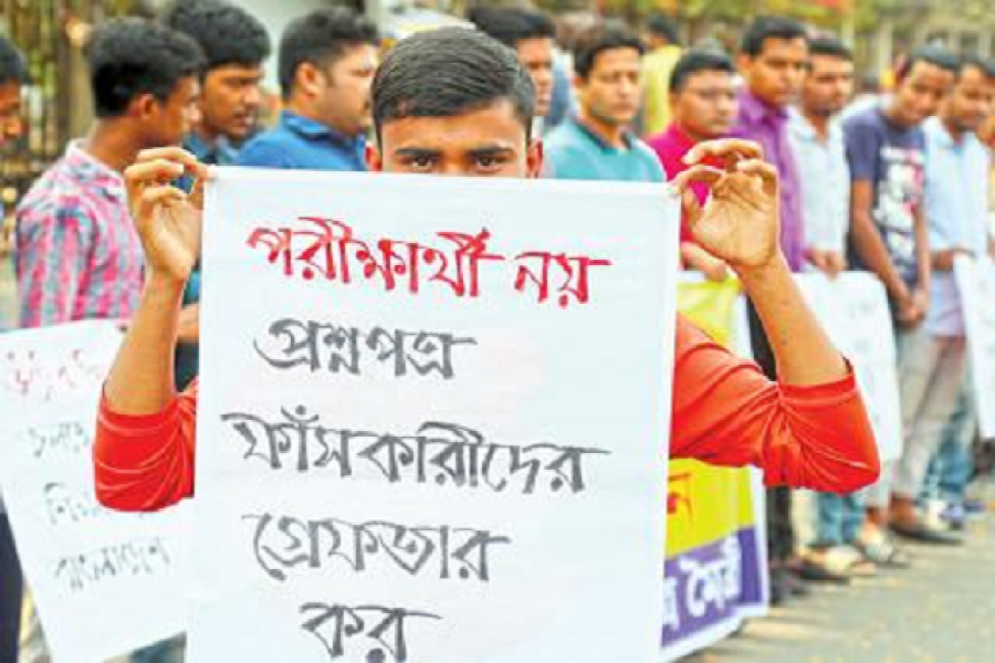 প্রশ্নপত্র ফাঁস করে ছাত্রজীবনেই কোটিপতি তারা