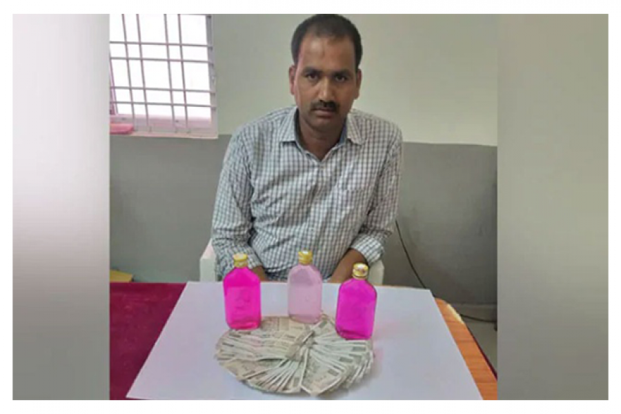 সেরা কন্সটেবল হওয়ার ২৪ঘন্টা না পেরোতেই ঘুষসহ ধরা