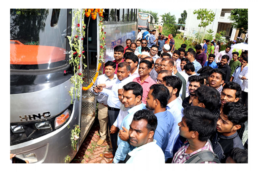 বশেমুরবিপ্রবিতে ৪টি নতুন বাসের উদ্বোধন