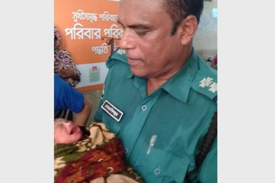 নবজাতক নিয়ে কুকুরের টানাটানি, বুকে টানলো পুলিশ