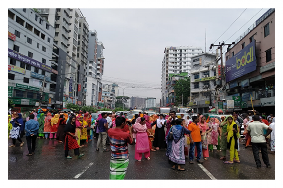 রাস্তা অবরোধ করে করে বিক্ষোভ করছে শ্রমিকরা