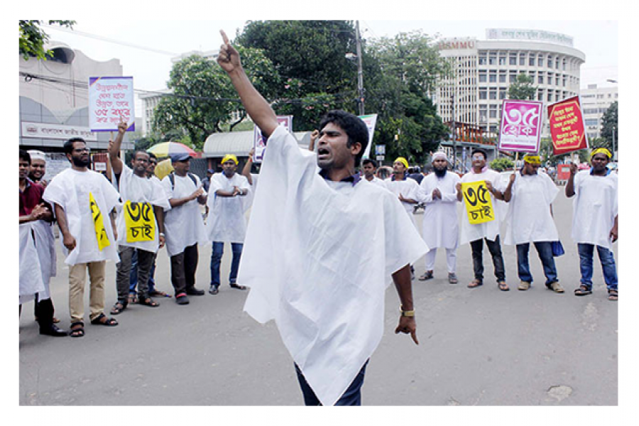 আন্দোলনরত ৩৫ প্রত্যাশীরা