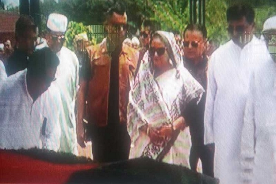 অধ্যাপক মোজাফফর আহমদের মরদেহে প্রধানমন্ত্রীর শ্রদ্ধা