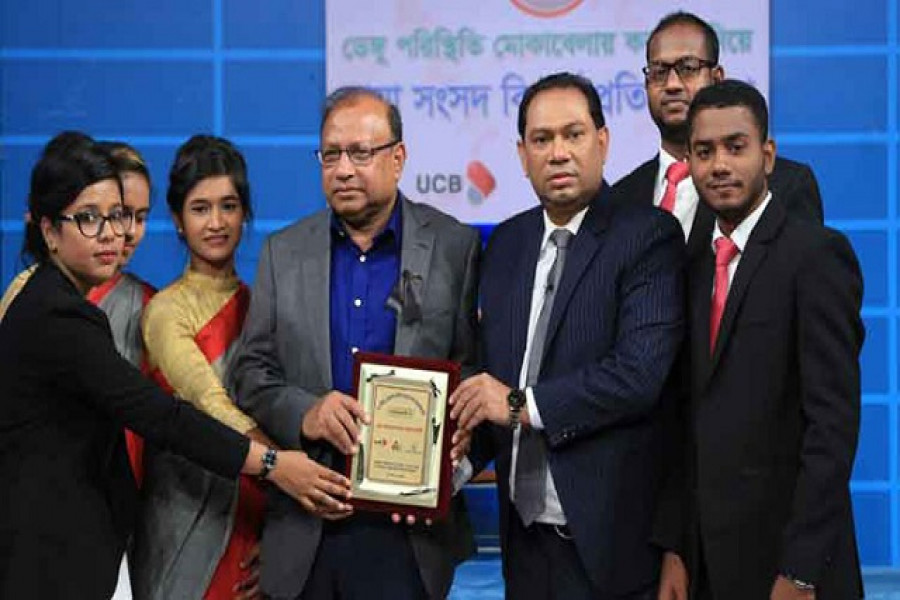 এফডিসিতে মন্ত্রীর হাতে তুলে দেয়া হয় সম্মাননা স্মারক