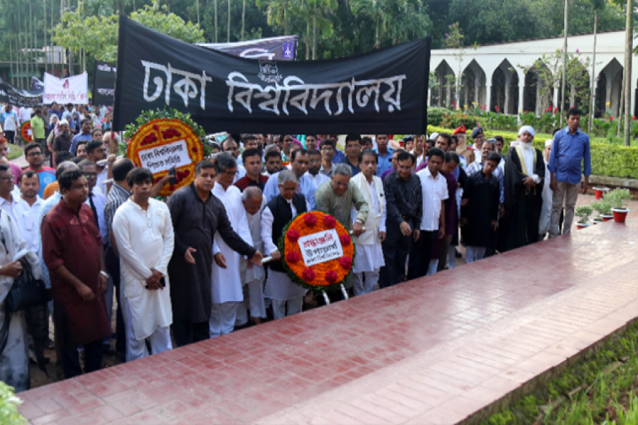 জাতীয় কবীর মৃত্যুবার্ষিকী উপলক্ষে তাঁর সমাধিতে পুষ্পস্তবক অর্পণ করেন ঢাবি উপাচার্য