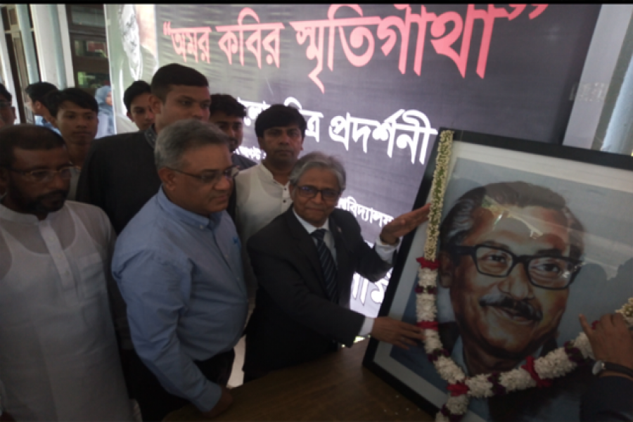 ঢাকা বিশ্ববিদ্যালয় সাংবাদিক সমিতির আয়োজনে দিনব্যাপী আলোকচিত্র প্রদর্শনীর উদ্বোধন করেন ঢাবি উপাচার্য আখতারুজ্জামান।