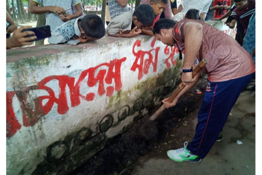 ঢাবি ক্যাম্পাস পরিষ্কার অভিযানে জিএস রাব্বানী (ভিডিও)