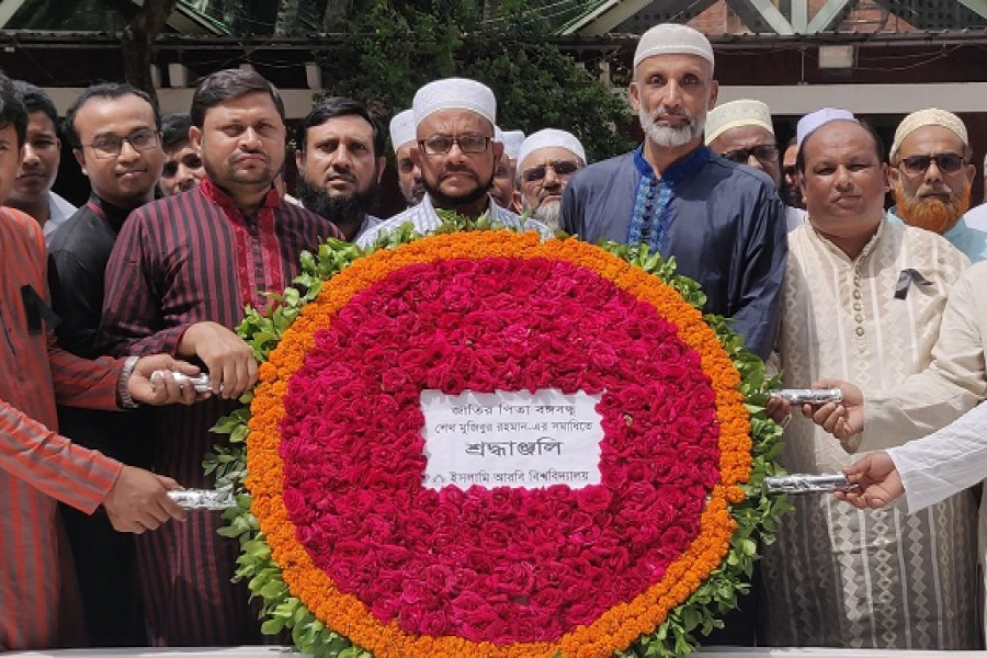 জাতির পিতার সমাধিতে ইসলামি  আরবি বিশ্ববিদ্যালয় উপাচার্যের শ্রদ্ধা