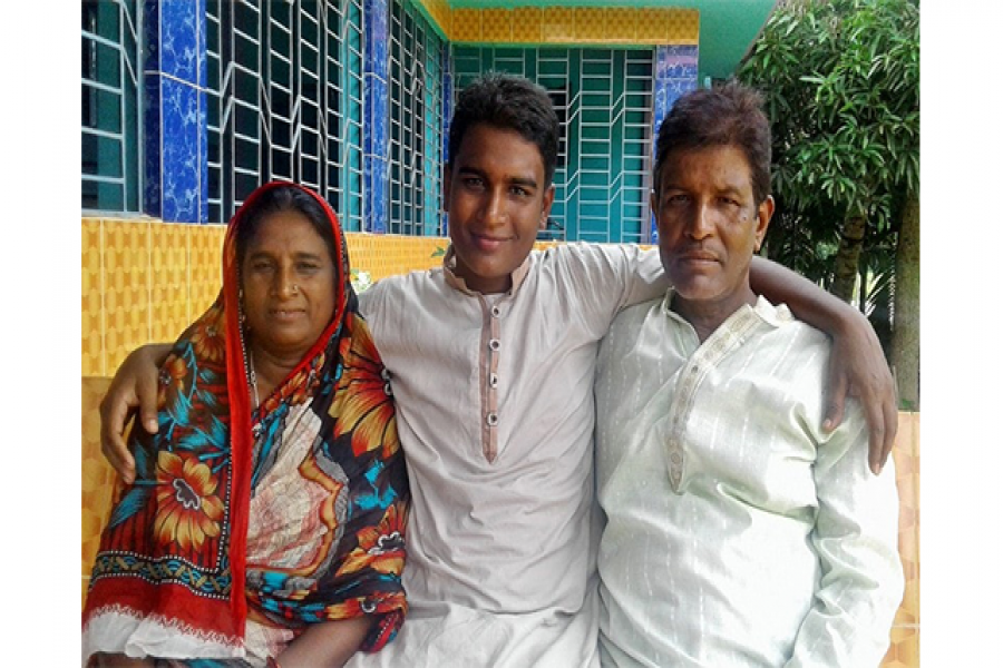 আব্দুল্লাহ আল মামুন (মাঝে)