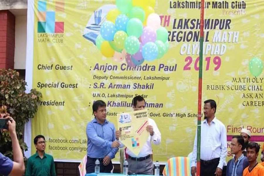 বেলুন উড়িয়ে জেলা প্রশাসক উৎসবের উদ্ভোধন করেন