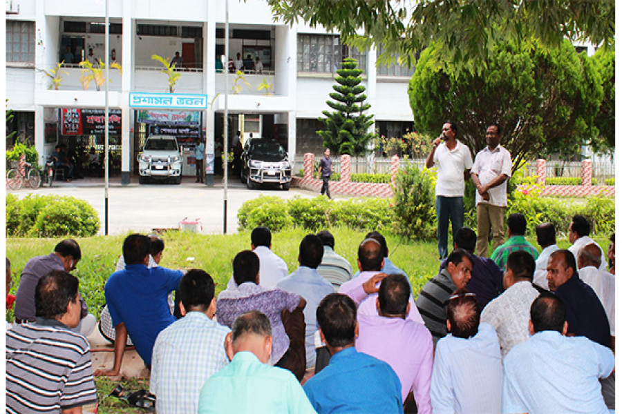তিন দফা দাবিতে ফের কর্মবিরতিতে ইবি কর্মকর্তারা