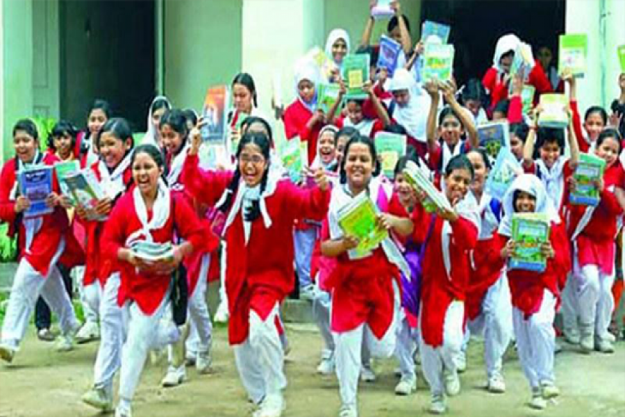 নতুন বইয়ের সঙ্গে ব্যাগও পাবে ৪ কোটি শিক্ষার্থী!