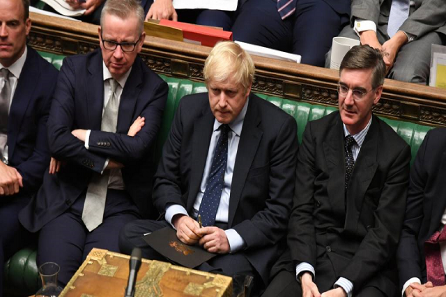 প্রধানমন্ত্রীকে হারিয়ে পার্লামেন্টের নিয়ন্ত্রণ নিলেন এমপিরা