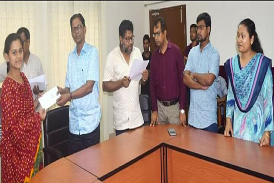 খুবিতে অসচ্ছল শিক্ষার্থীদের অনুদান প্রদান