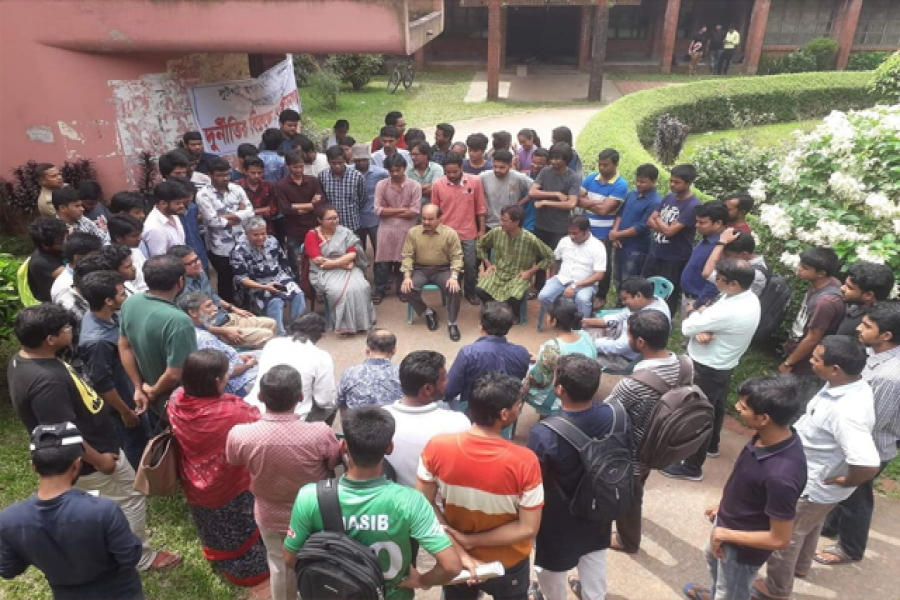 টানা অবরোধে নামছে জাবির আন্দোলনকারীরা