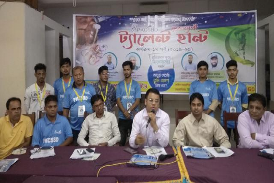 খুদে ক্রিকেটারদের সন্ধানে ট্যালেন্ট হান্টের অনুষ্ঠানে অতিথিরা। 