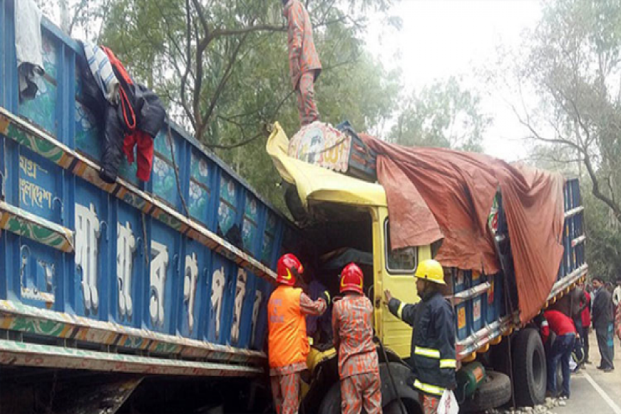 দুই ট্রাকের সংঘর্ষে প্রাণ গেল তিনজনের