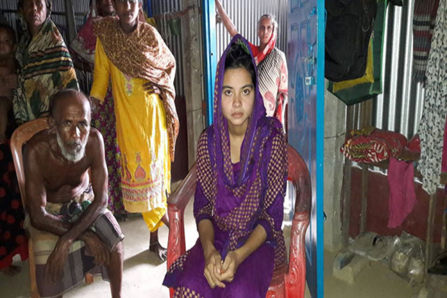 এসিডের ভয়ে স্কুলে যাচ্ছে না মেঘলা