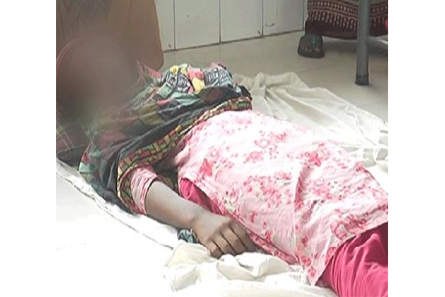 ছাদে ডেকে নিয়ে স্কুলছাত্রীকে ধর্ষণ বখাটের