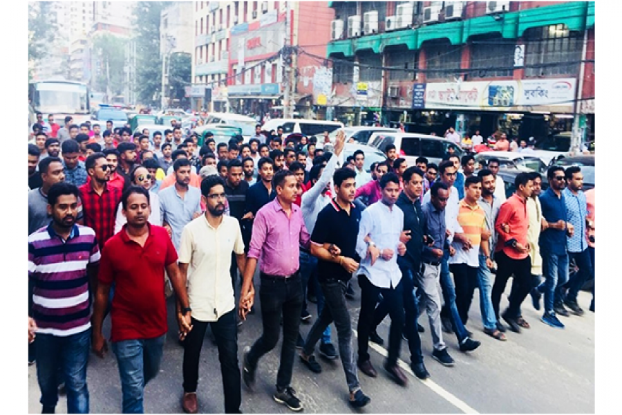 আদালতের নিষেধাজ্ঞার প্রতিবাদে ছাত্রদলের বিক্ষোভ (ভিডিও)