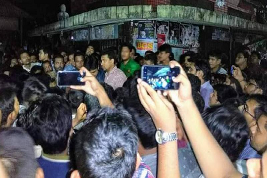 নেতাকর্মীদের কাছে পাত্তাই পেলেন না শোভন